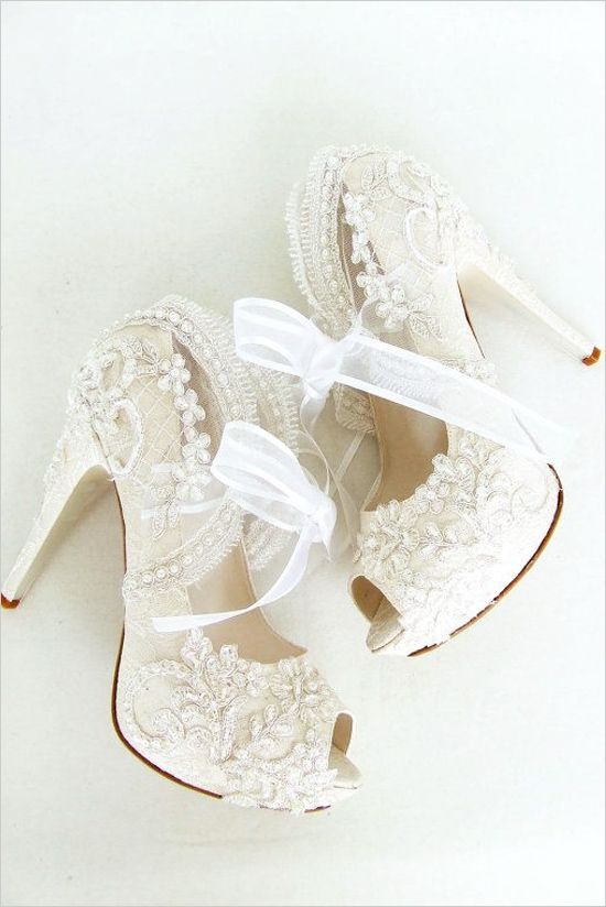 Elevate the Invisible: Style Your White Shoes to Complement Your Dress with Personal Flair!にて紹介している画像