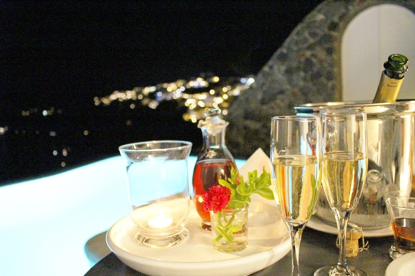 【Honeymoon Experience Report】9 Nights and 11 Days in Santorini, Athens, and Dubaiにて紹介している画像