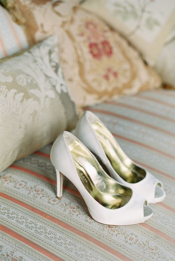 Elevate the Invisible: Style Your White Shoes to Complement Your Dress with Personal Flair!にて紹介している画像