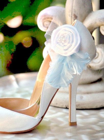 Elevate the Invisible: Style Your White Shoes to Complement Your Dress with Personal Flair!にて紹介している画像