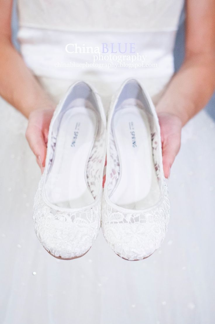 Elevate the Invisible: Style Your White Shoes to Complement Your Dress with Personal Flair!にて紹介している画像