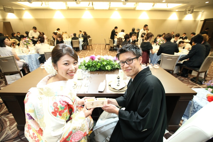 指示書に追加♡会場の雰囲気がよく分かる『振り向き乾杯ショット』を撮らないと披露宴は始まらない！！にて紹介している画像