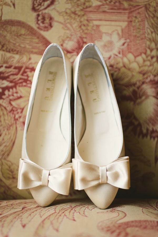 Elevate the Invisible: Style Your White Shoes to Complement Your Dress with Personal Flair!にて紹介している画像