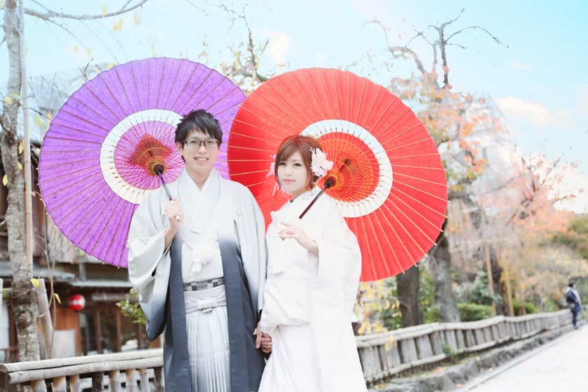 The Ultimate Guide to Stylish and Cute Kimono Pre-Wedding Poses Without Using Props ♡にて紹介している画像