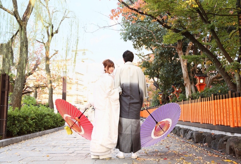 The Ultimate Guide to Stylish and Cute Kimono Pre-Wedding Poses Without Using Props ♡にて紹介している画像