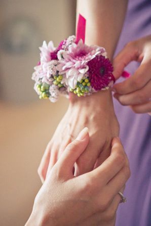 Are Gloves Outdated?! Modern Brides Enjoy Both Cuteness and Fragrance with Floral Wristlets♡にて紹介している画像