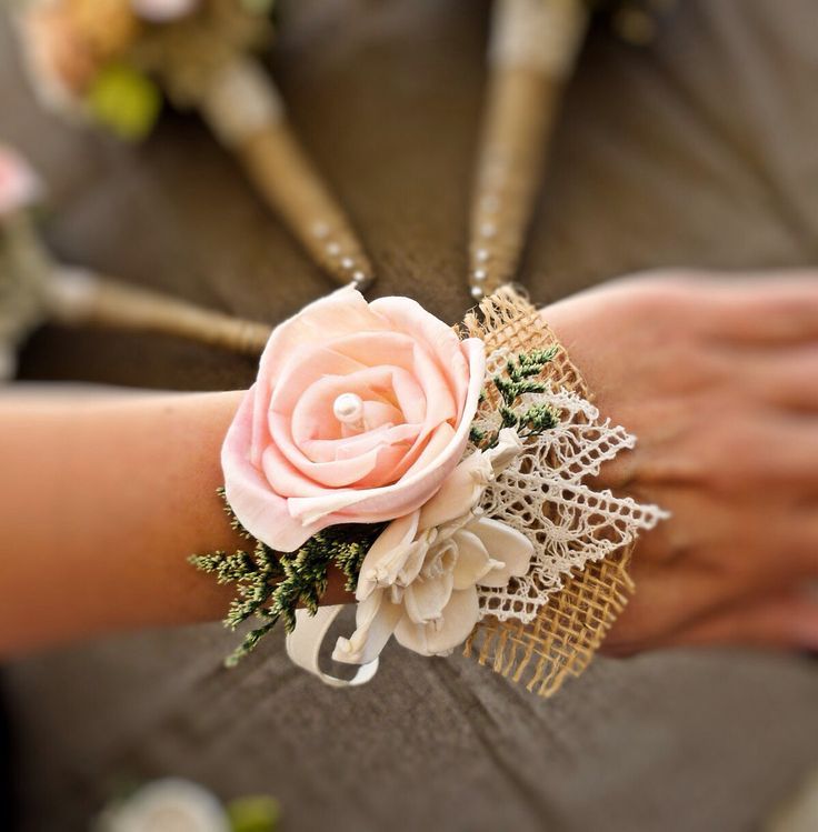 Are Gloves Outdated?! Modern Brides Enjoy Both Cuteness and Fragrance with Floral Wristlets♡にて紹介している画像