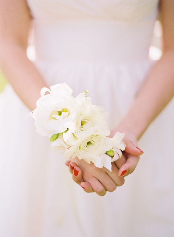 Are Gloves Outdated?! Modern Brides Enjoy Both Cuteness and Fragrance with Floral Wristlets♡にて紹介している画像