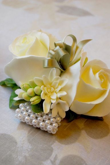 Are Gloves Outdated?! Modern Brides Enjoy Both Cuteness and Fragrance with Floral Wristlets♡にて紹介している画像