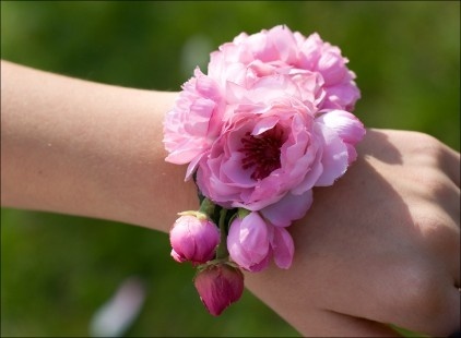Are Gloves Outdated?! Modern Brides Enjoy Both Cuteness and Fragrance with Floral Wristlets♡にて紹介している画像