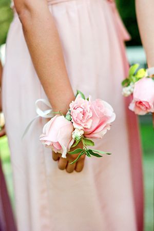 Are Gloves Outdated?! Modern Brides Enjoy Both Cuteness and Fragrance with Floral Wristlets♡にて紹介している画像