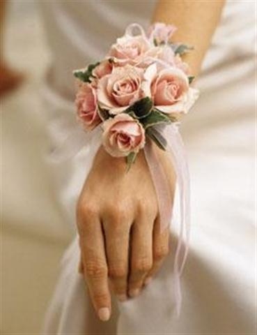 Are Gloves Outdated?! Modern Brides Enjoy Both Cuteness and Fragrance with Floral Wristlets♡にて紹介している画像