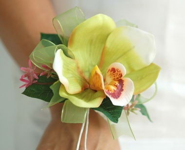 Are Gloves Outdated?! Modern Brides Enjoy Both Cuteness and Fragrance with Floral Wristlets♡にて紹介している画像