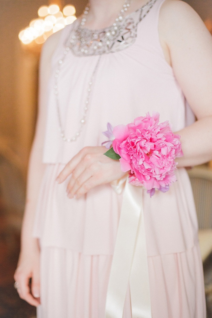 Are Gloves Outdated?! Modern Brides Enjoy Both Cuteness and Fragrance with Floral Wristlets♡にて紹介している画像