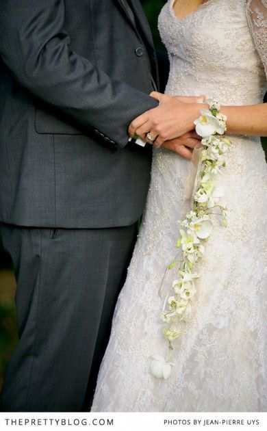 Are Gloves Outdated?! Modern Brides Enjoy Both Cuteness and Fragrance with Floral Wristlets♡にて紹介している画像