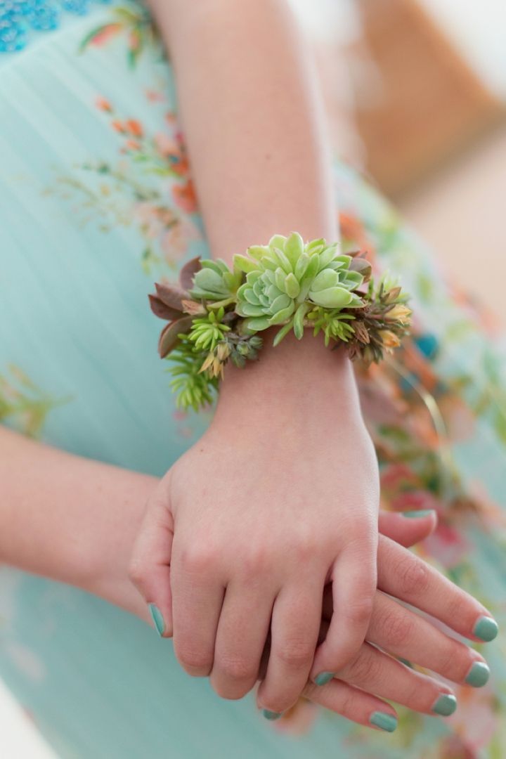 Are Gloves Outdated?! Modern Brides Enjoy Both Cuteness and Fragrance with Floral Wristlets♡にて紹介している画像