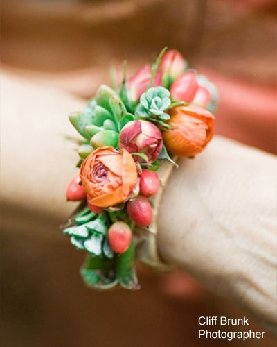 Are Gloves Outdated?! Modern Brides Enjoy Both Cuteness and Fragrance with Floral Wristlets♡にて紹介している画像