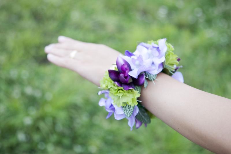 Are Gloves Outdated?! Modern Brides Enjoy Both Cuteness and Fragrance with Floral Wristlets♡にて紹介している画像