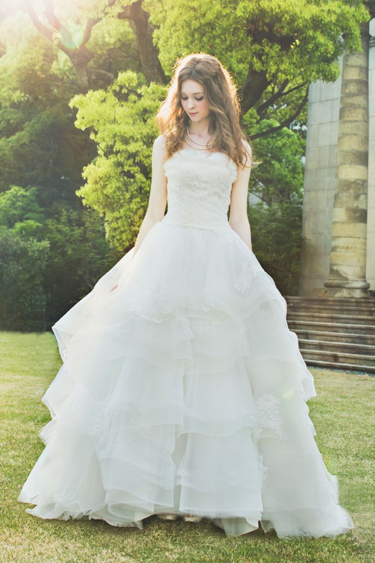 Which Silhouette Do You Prefer? A Catalog of Wedding Dresses by Style ♡にて紹介している画像