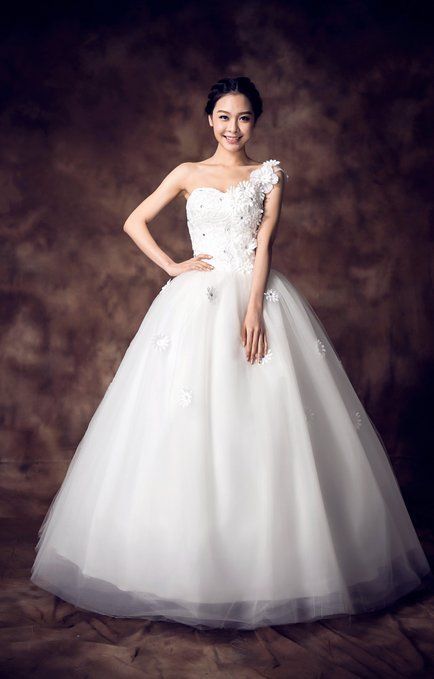 Which Silhouette Do You Prefer? A Catalog of Wedding Dresses by Style ♡にて紹介している画像