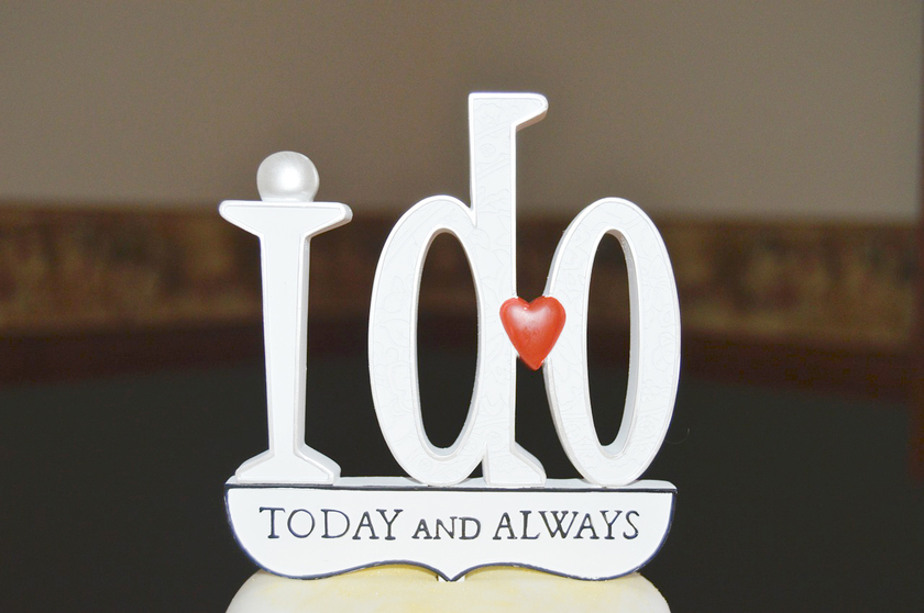 Stylish Cake Topper Designs for Wedding Cakes: Beyond the Classics!にて紹介している画像