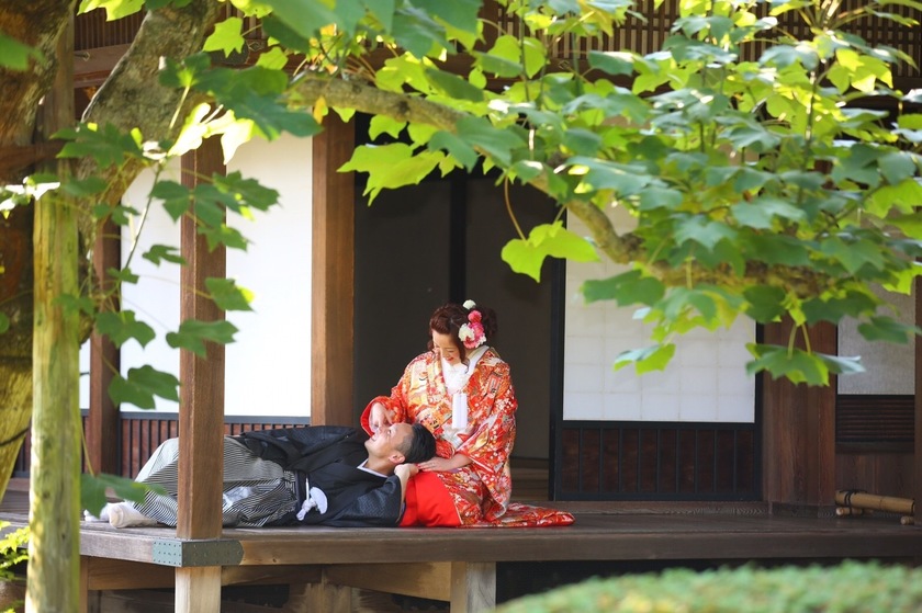 The Ultimate Guide to Stylish and Cute Kimono Pre-Wedding Poses Without Using Props ♡にて紹介している画像