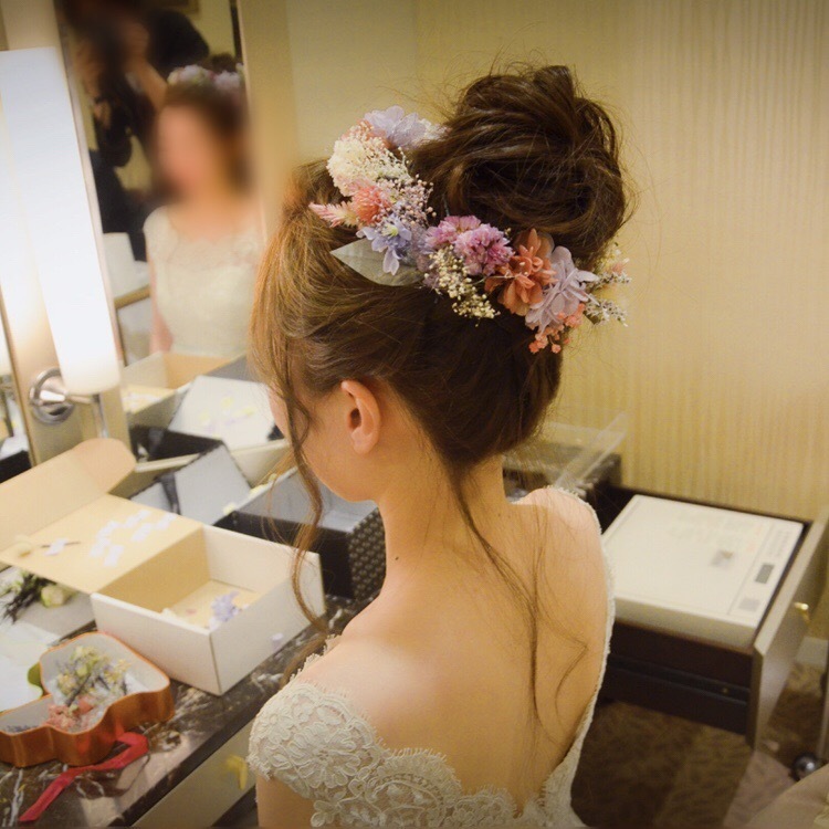 多次换发型的婚 bride：19款时尚婚礼发型参考图集♡にて紹介している画像