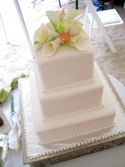 シンプルで可愛い♡squareのweddingケーキをあつめました♡にて紹介している画像