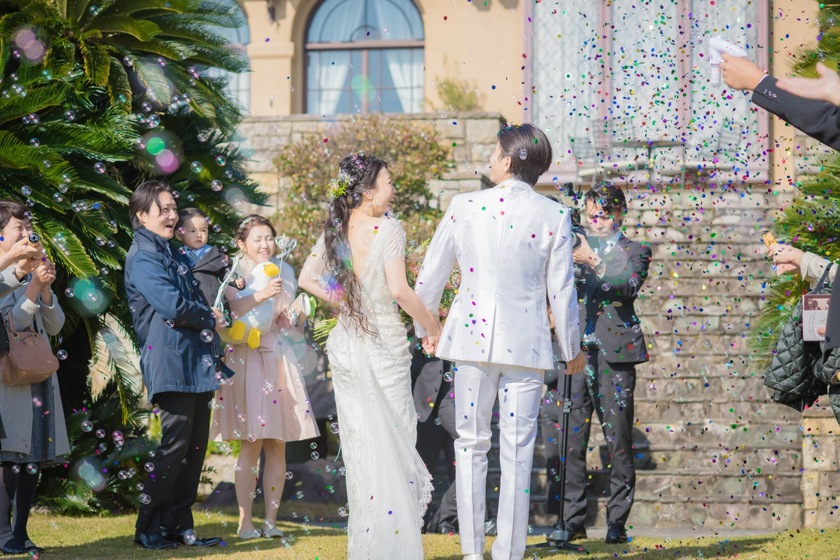 As Expected of Korea: A Stunning Group Photo of Confetti Showering Newlyweds During Their Romantic Kiss!にて紹介している画像