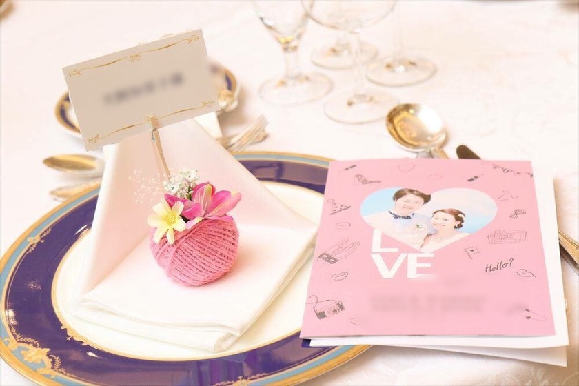 "Create a Pocket on the Last Page of Your Profile Book to Hold All Your Paper Items!"にて紹介している画像