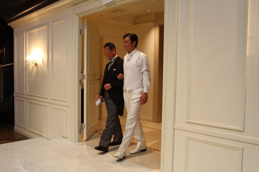 ベールダウンの新郎版！お父さんに最後の身支度をしてもらう「ジャケットセレモニー」のやり方解説＊にて紹介している画像