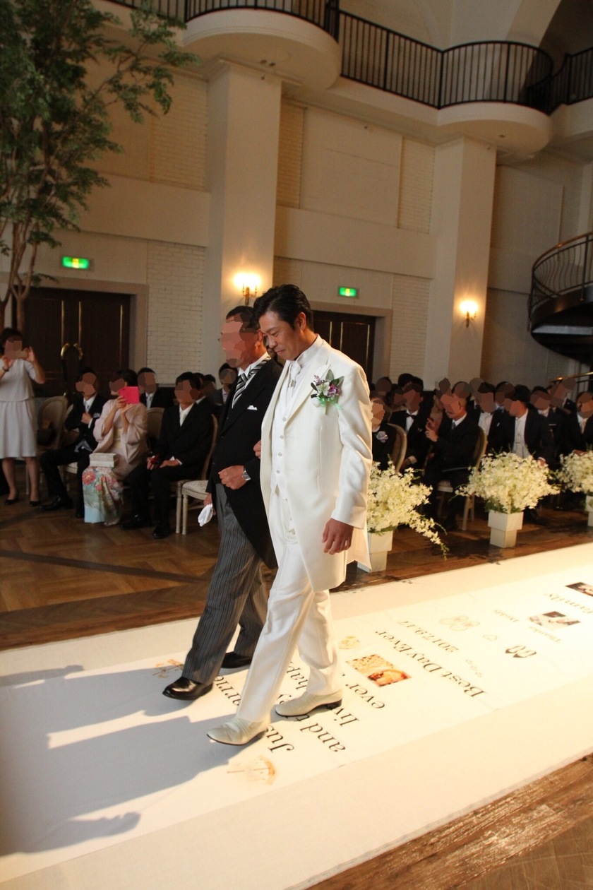 ベールダウンの新郎版！お父さんに最後の身支度をしてもらう「ジャケットセレモニー」のやり方解説＊にて紹介している画像