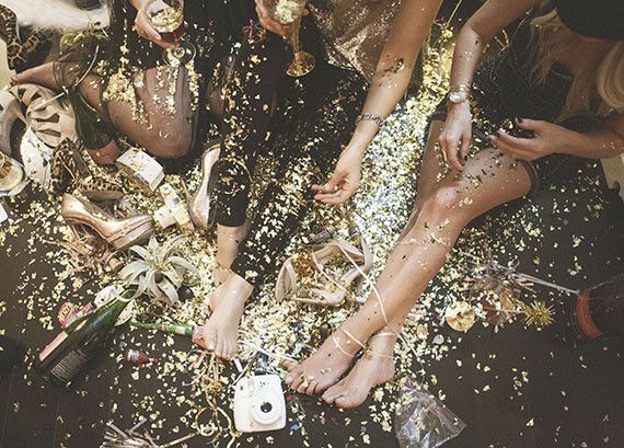 "Embrace Warmth: Capture Wedding Memories with a Retro Cute Instant Camera!"にて紹介している画像