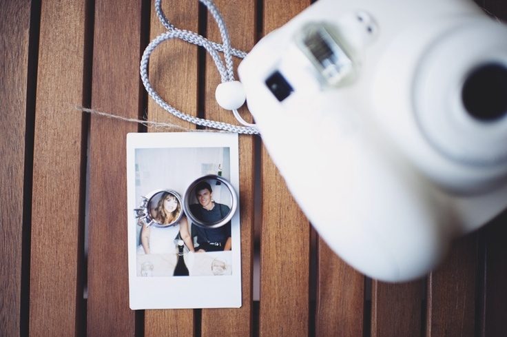"Embrace Warmth: Capture Wedding Memories with a Retro Cute Instant Camera!"にて紹介している画像