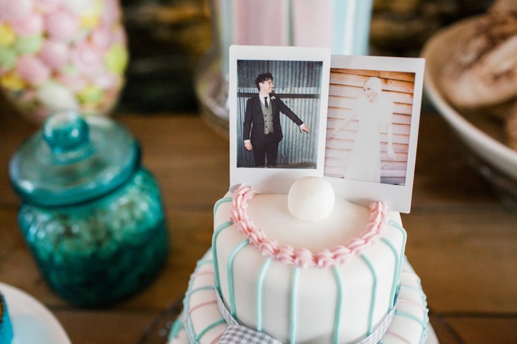 "Embrace Warmth: Capture Wedding Memories with a Retro Cute Instant Camera!"にて紹介している画像