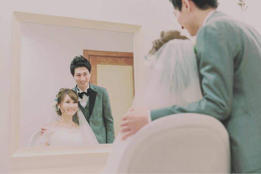 Perfect Poses for Couple's Preparation Shots: Capture Beautiful Moments with Your Partner ♡にて紹介している画像