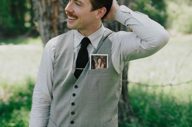 "Embrace Warmth: Capture Wedding Memories with a Retro Cute Instant Camera!"にて紹介している画像