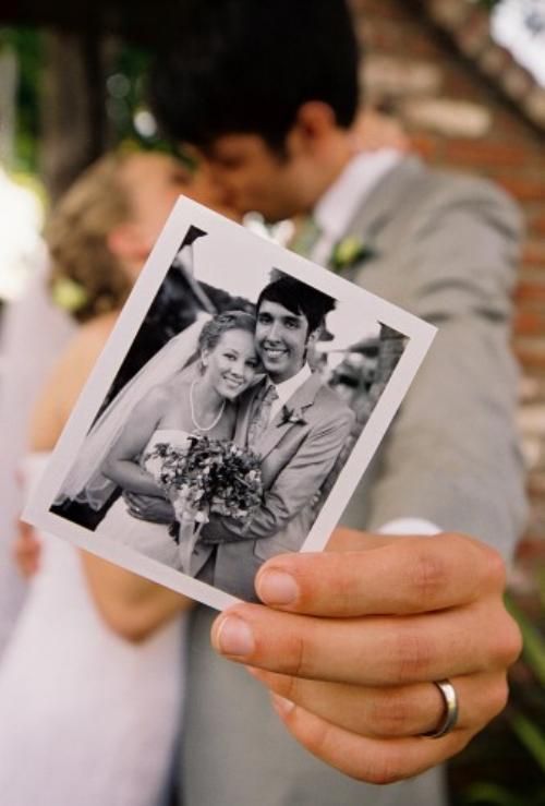"Embrace Warmth: Capture Wedding Memories with a Retro Cute Instant Camera!"にて紹介している画像