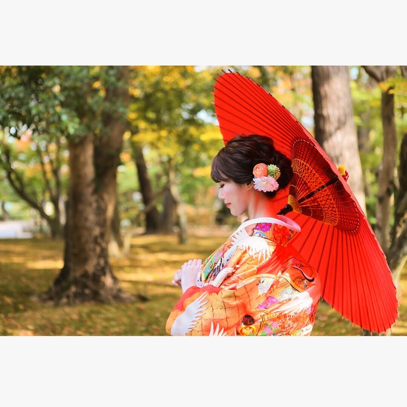 紅葉シーズン♡秋の和装前撮りで撮ってもらいたいウェディングフォトアイデア＊にて紹介している画像