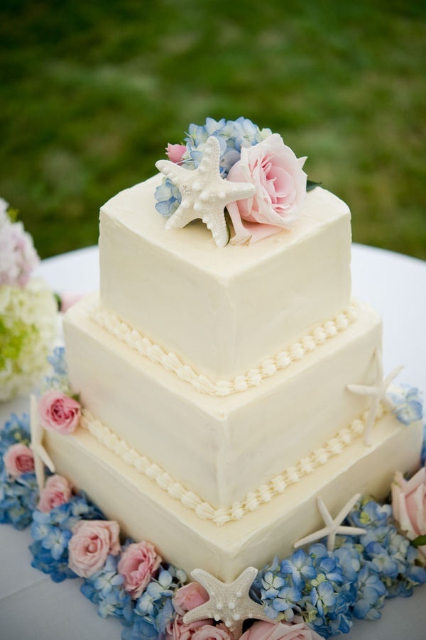 シンプルで可愛い♡squareのweddingケーキをあつめました♡にて紹介