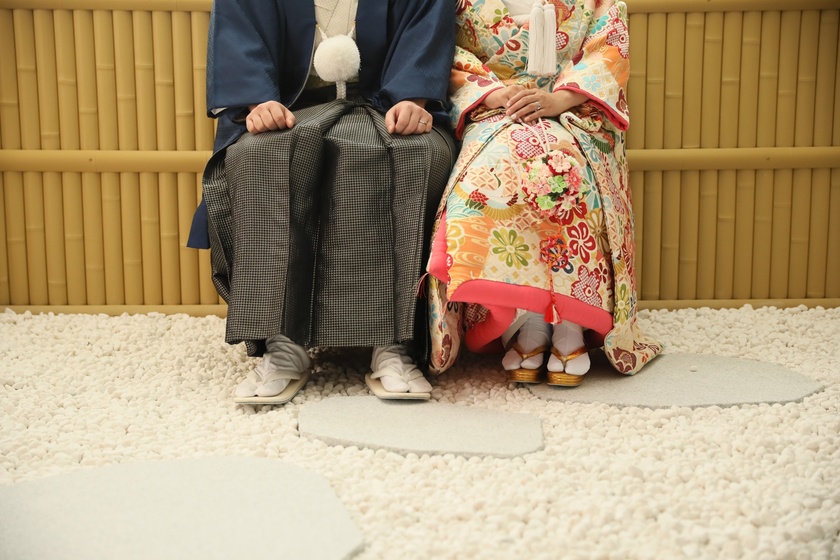 The Ultimate Guide to Stylish and Cute Kimono Pre-Wedding Poses Without Using Props ♡にて紹介している画像