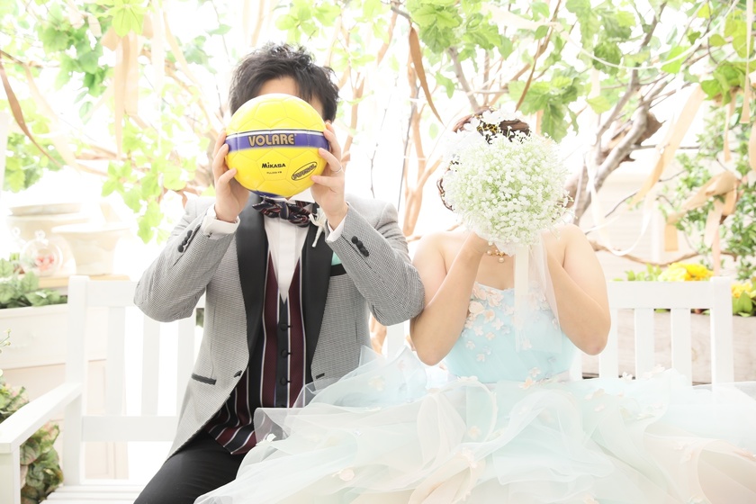 ブーケだけじゃない！《お顔隠しショット》を二人で可愛く撮る方法はいっぱいあります♡にて紹介している画像