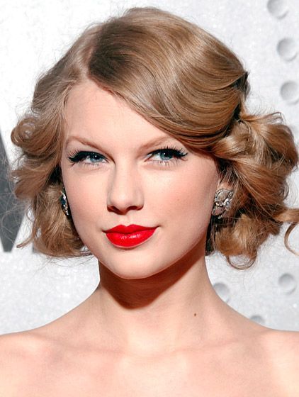 "Simple & Perfect! A Classic Charm in Bold Red Lips ♡"にて紹介している画像