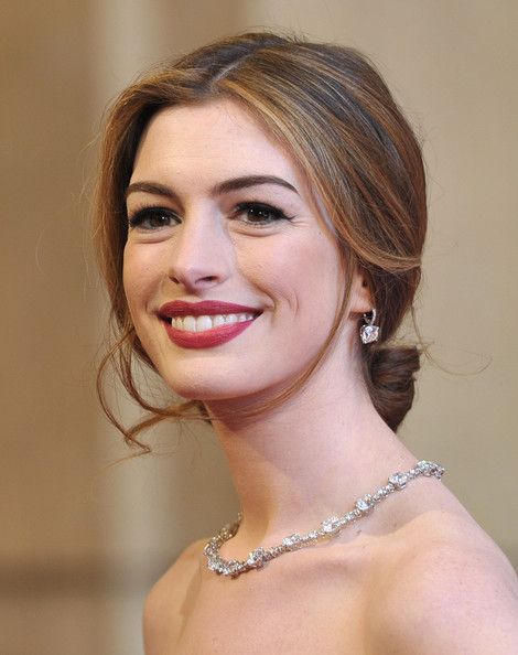 "Simple & Perfect! A Classic Charm in Bold Red Lips ♡"にて紹介している画像