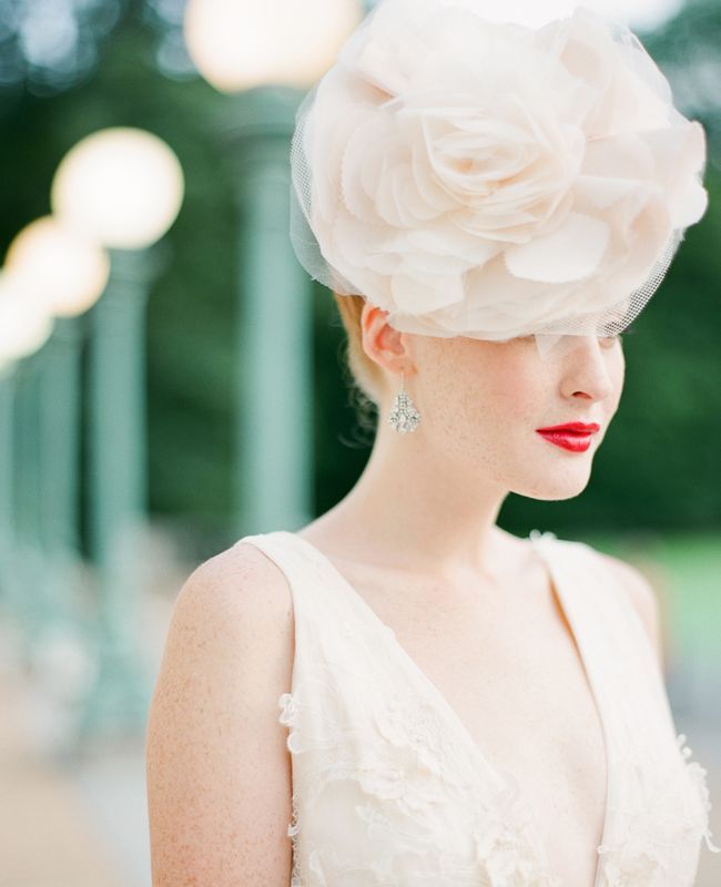 "Simple & Perfect! A Classic Charm in Bold Red Lips ♡"にて紹介している画像