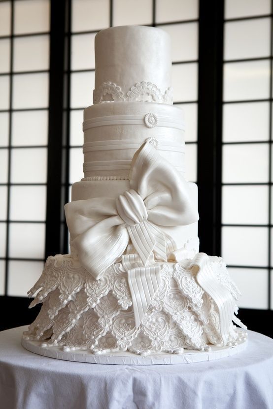 Packed with Cuteness! A Romantic Ribbon Motif Wedding Cake ♡にて紹介している画像