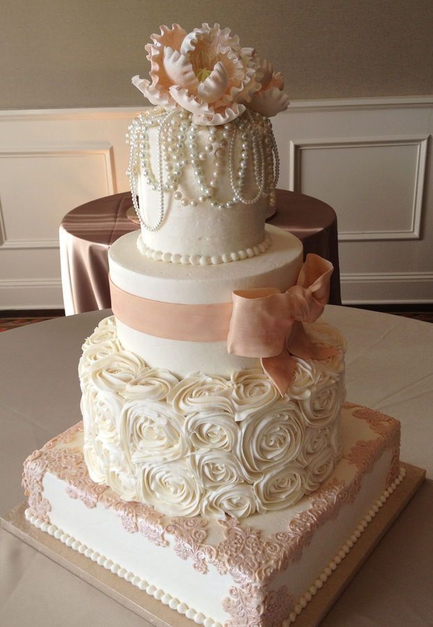 Packed with Cuteness! A Romantic Ribbon Motif Wedding Cake ♡にて紹介している画像
