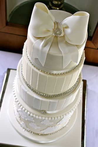 Packed with Cuteness! A Romantic Ribbon Motif Wedding Cake ♡にて紹介している画像