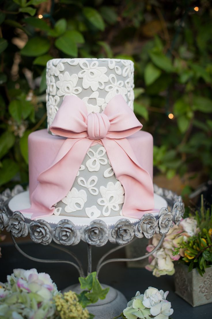 Packed with Cuteness! A Romantic Ribbon Motif Wedding Cake ♡にて紹介している画像