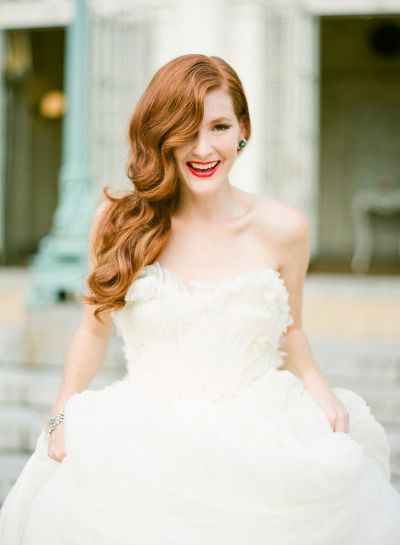 "Simple & Perfect! A Classic Charm in Bold Red Lips ♡"にて紹介している画像